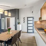 アパート Modernes Nur 250 Meter Zum Mit Privatem Balkon, Grill, Wifi *