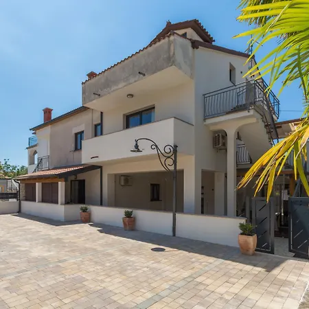 Modernes Nur 250 Meter Zum Mit Privatem Balkon, Grill, Wifi