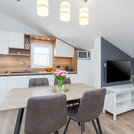 Modernes Nur 250 Meter Zum Mit Privatem Balkon, Grill, Wifi Apartment