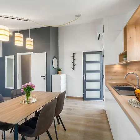 Apartment Modernes Nur 250 Meter Zum Mit Privatem Balkon, Grill, Wifi *