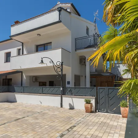 Modernes Nur 250 Meter Zum Mit Privatem Balkon, Grill, Wifi